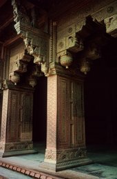Agra;-Agra-Fort;-Akbar;-Architecture;-Brackets;-India;-Inner-courtyard;-Jahangiri-Mahal;-Kaleidos;-Kaleidos-images;-La-parole-à-limage;-Lal-Qila;-Mughal;-Palace;-Pillars;-Red-sandstone;-Sculpture;-Stories-Pictures;-Tarek-Charara;-UNESCO;-Uttar-Pradesh;-World-Heritage